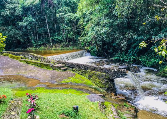 Piscina e ducha natural da pousada